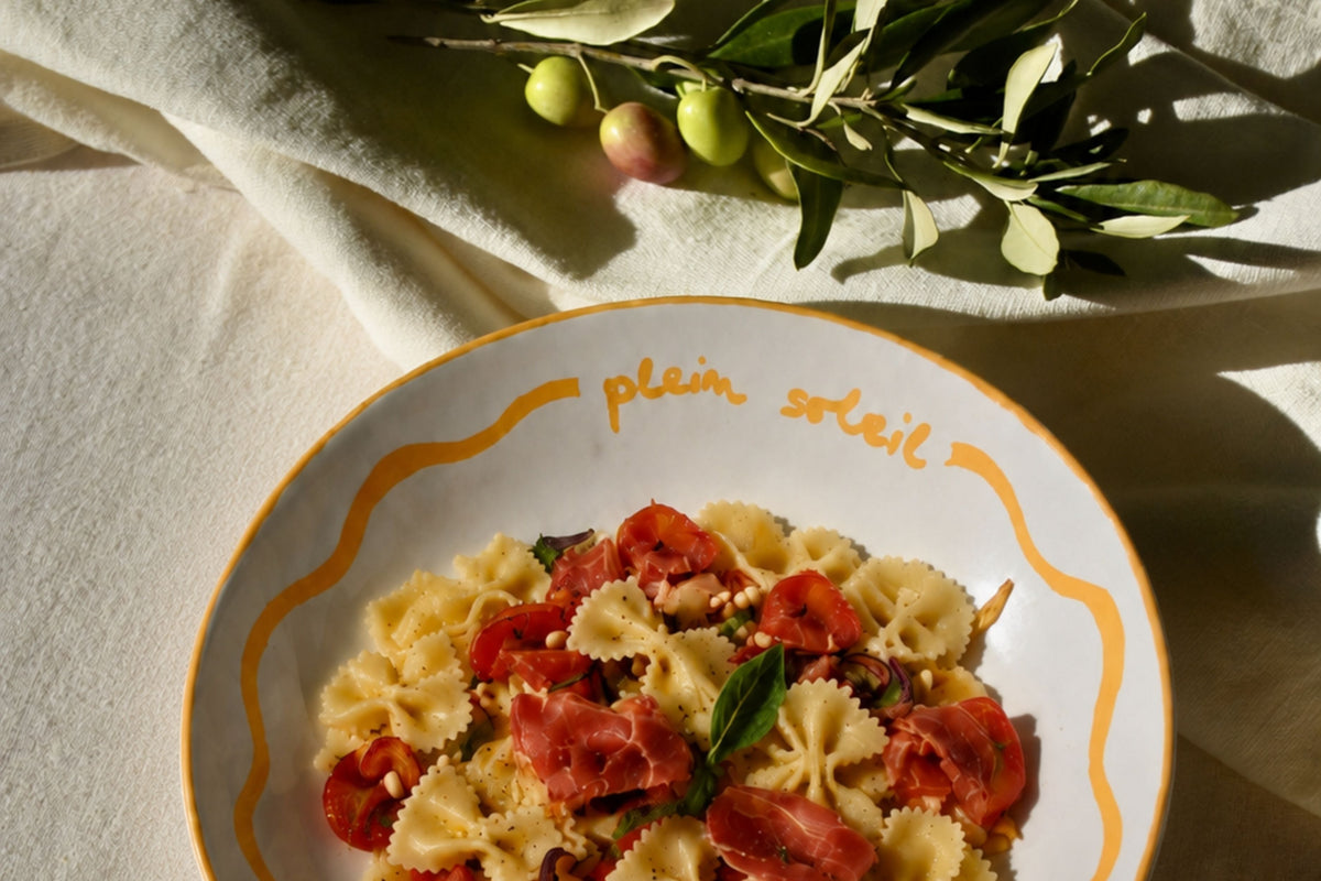 Recette estivale : salade de farfalle au prosciutto, tomates, basilic et légumes grillés