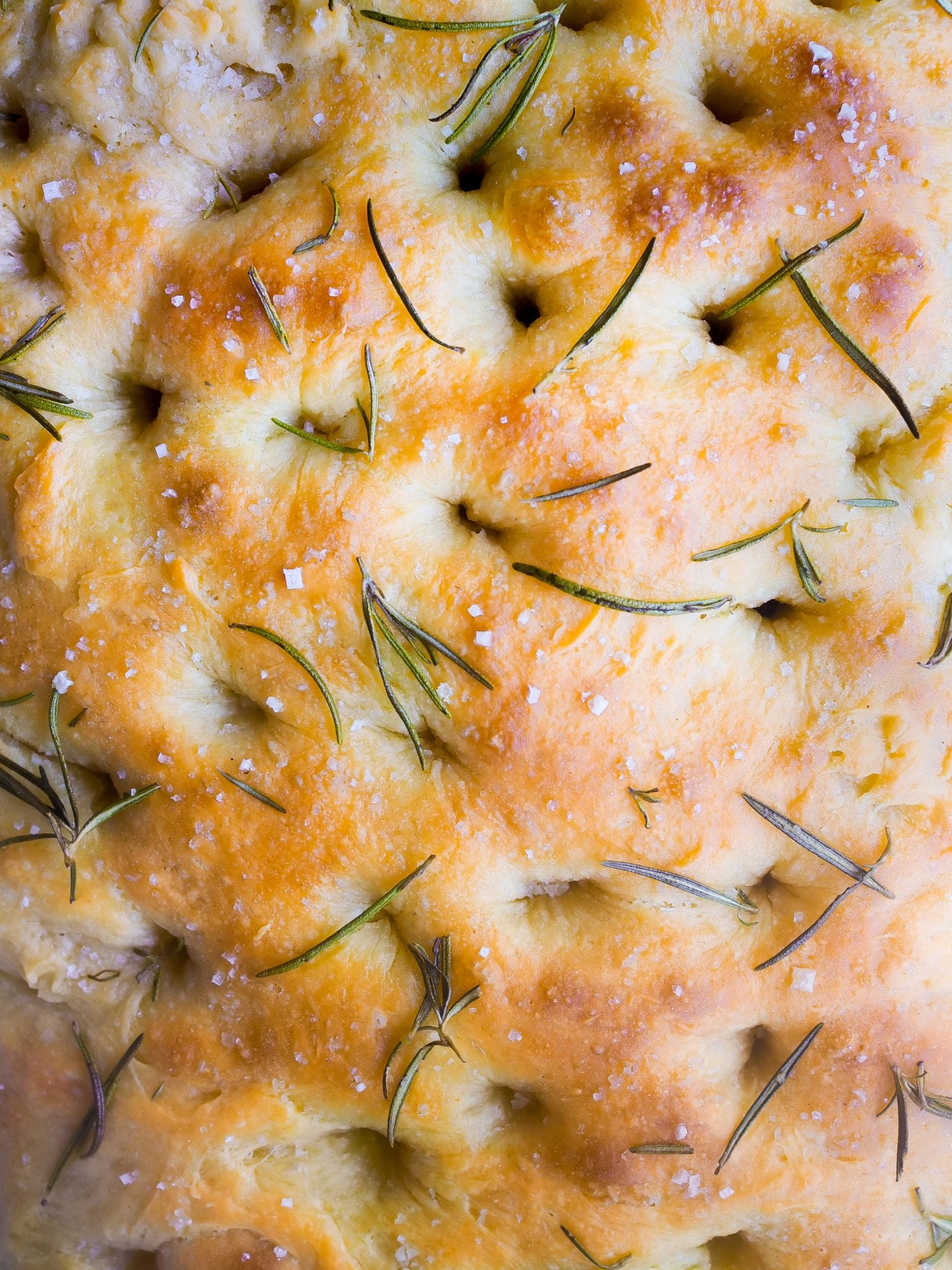 Focaccia croustillante et moelleuse au romarin