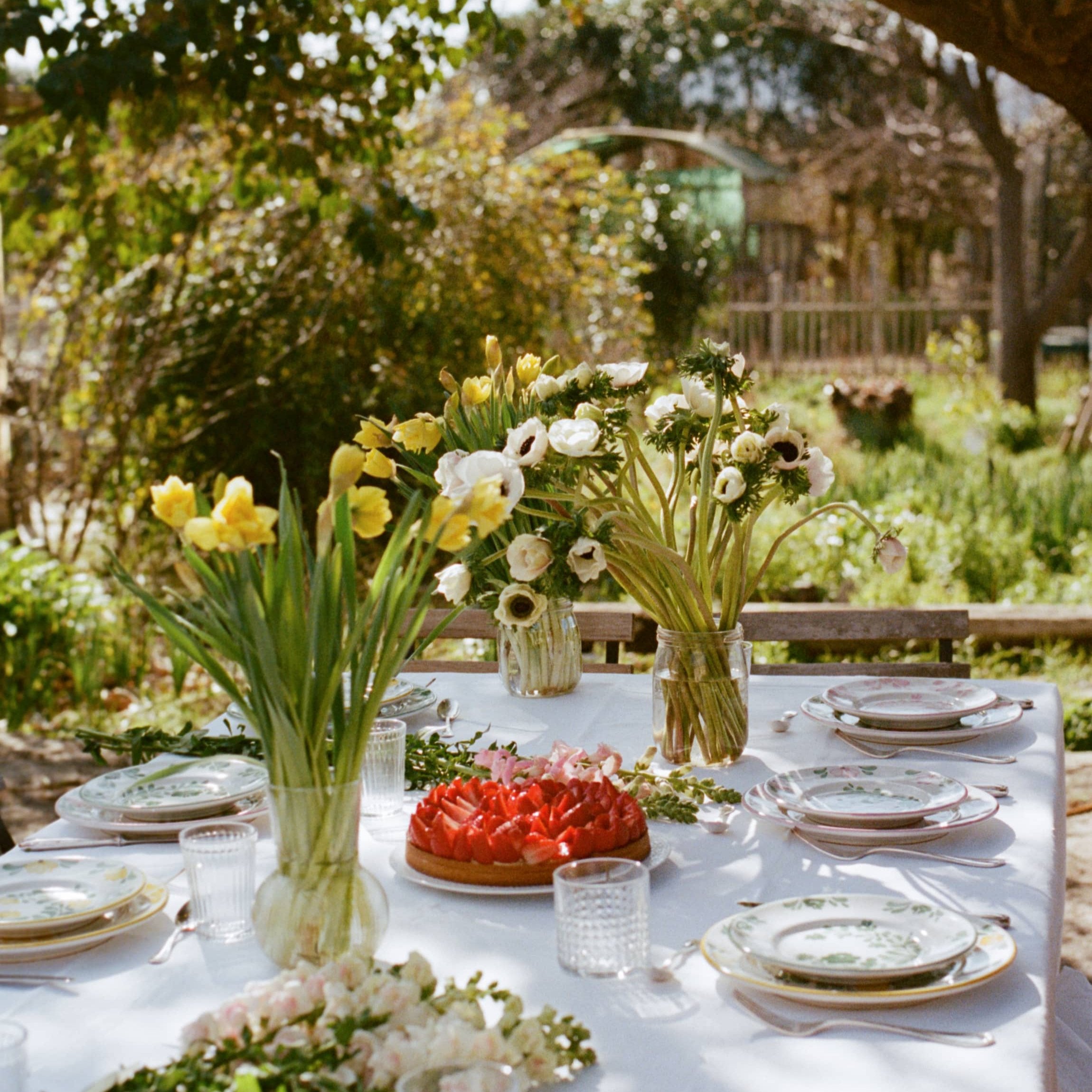 Table colorée avec de la vaisselle italienne en céramique - vintage - Molleni