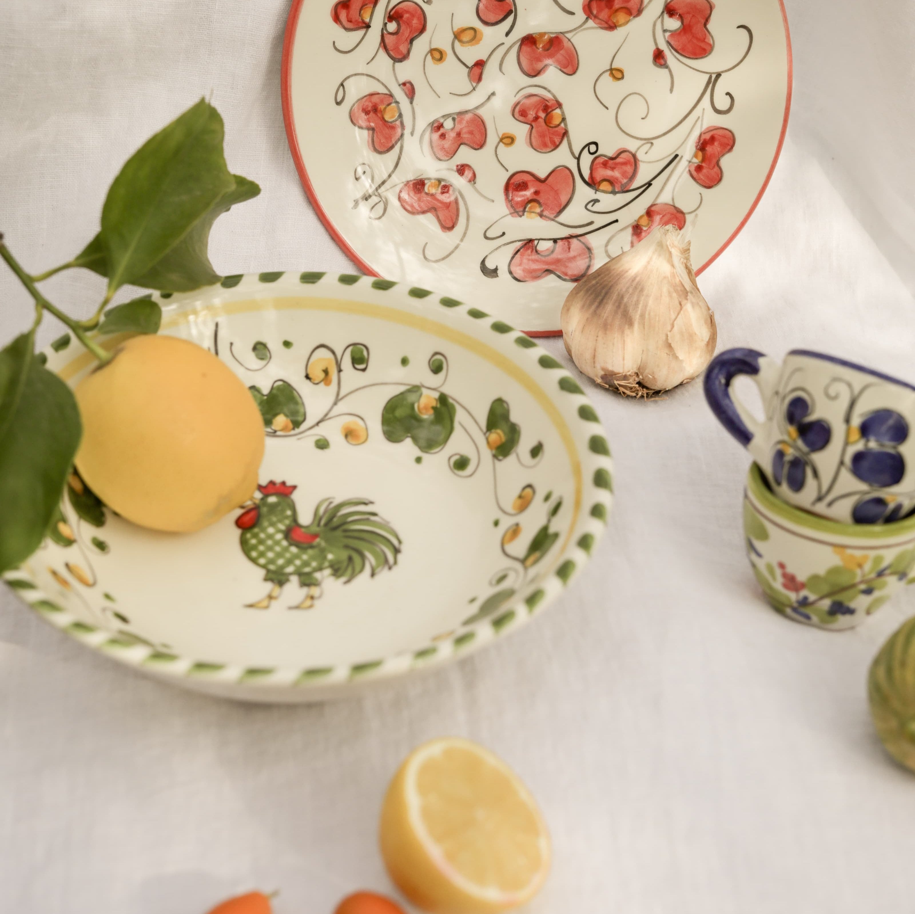 Table colorée avec de la vaisselle italienne en céramique