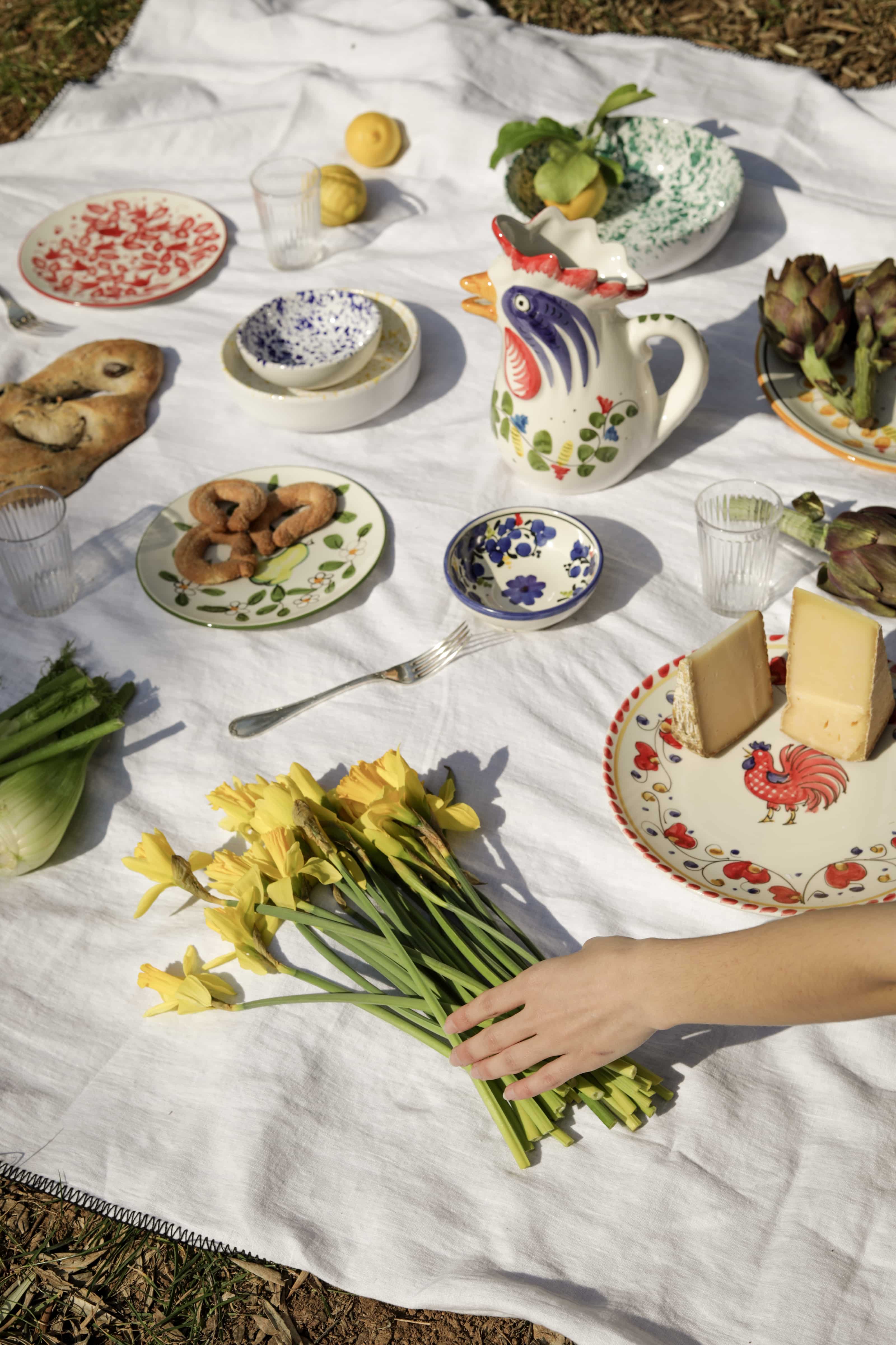 Table colorée avec de la vaisselle italienne en céramique