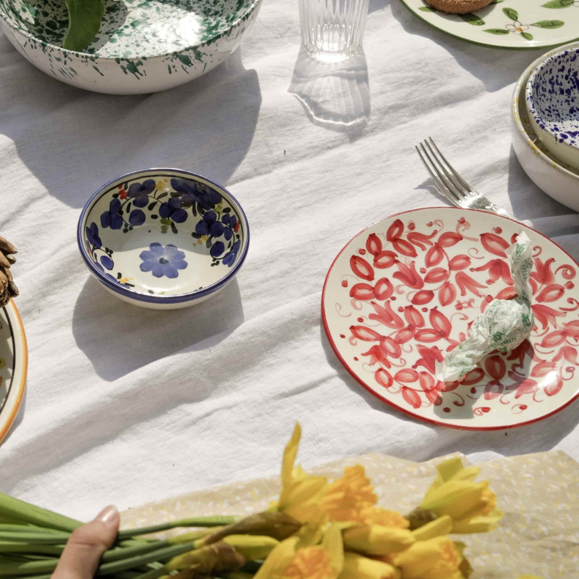Table colorée avec de la vaisselle en céramique italienne