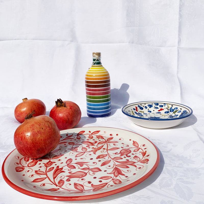 Assiettes colorées avec de la céramique italienne