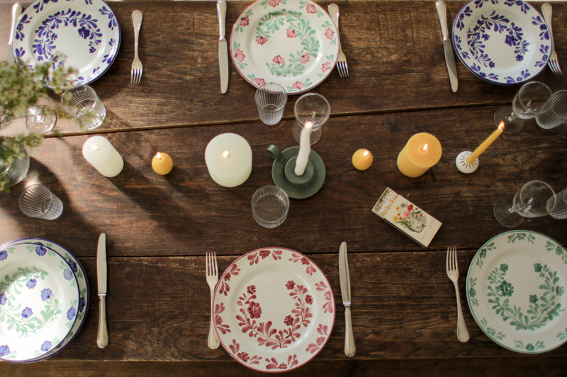 Table colorée avec de la vaisselle italienne en céramique - Molleni