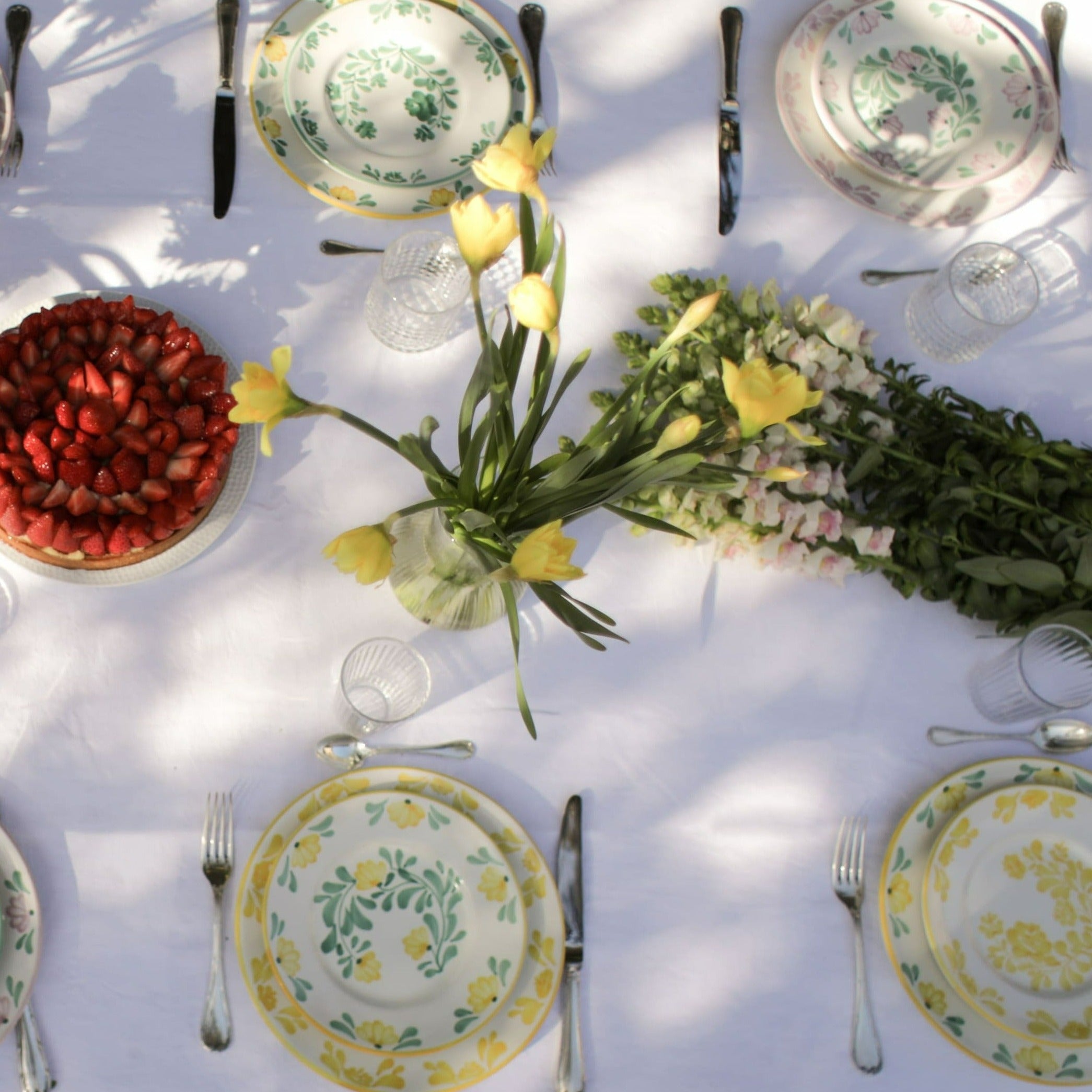 Table colorée avec de la vaisselle italienne en céramique - Molleni