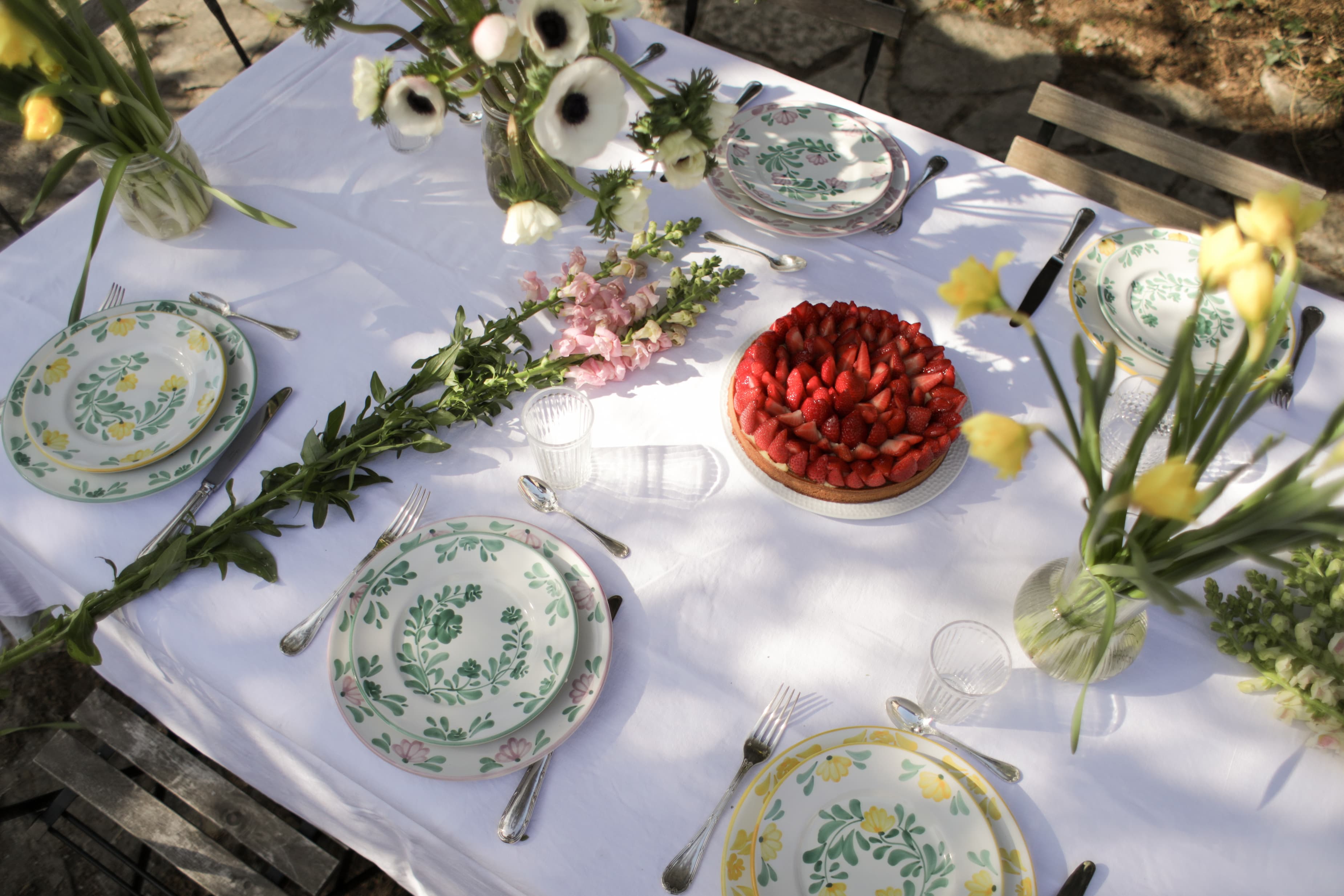 Table colorée avec de la vaisselle en céramique italienne - vintage - Molleni