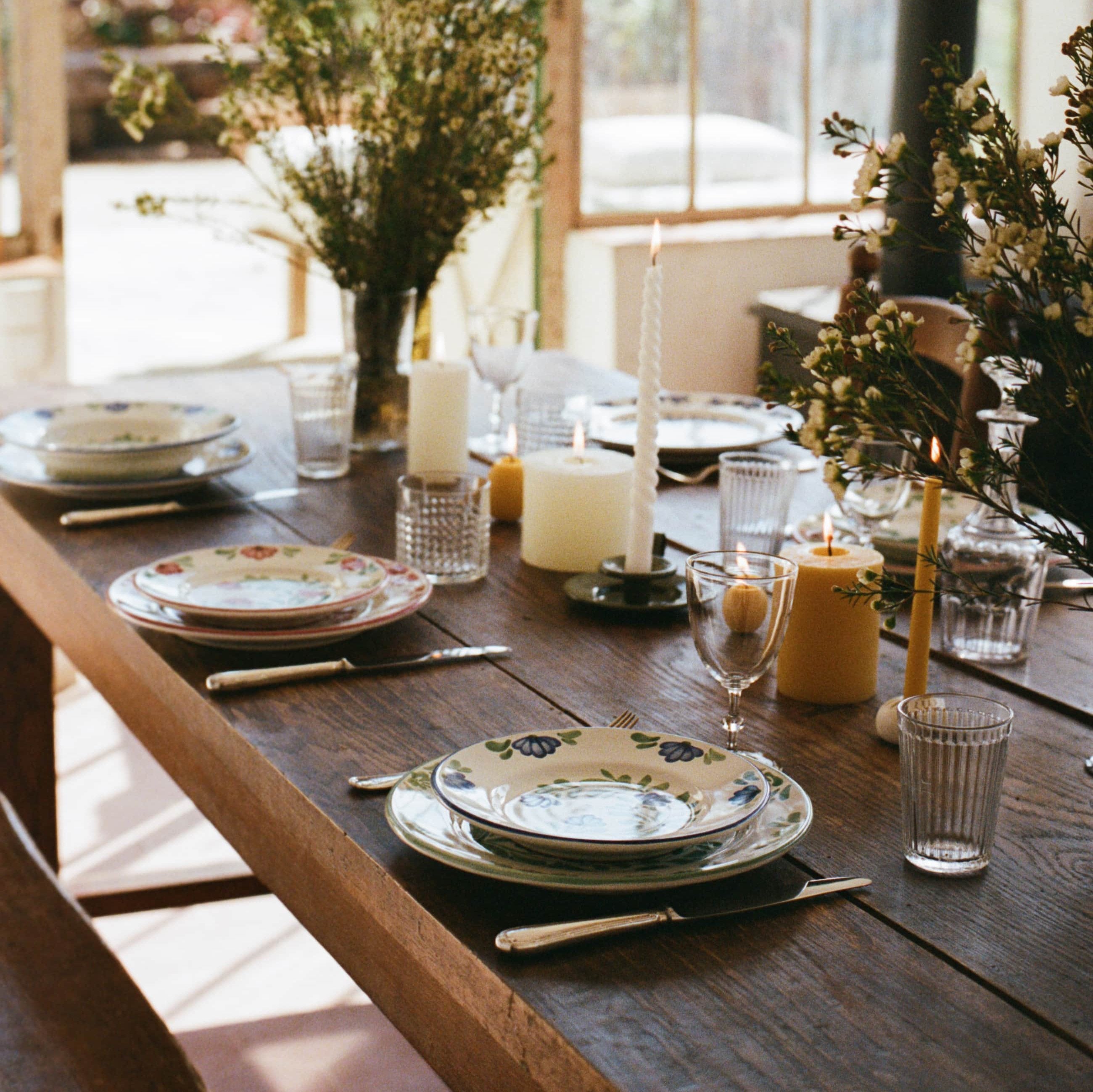 Table intemporelle avec de la vaisselle italienne à fleur en céramique - Molleni