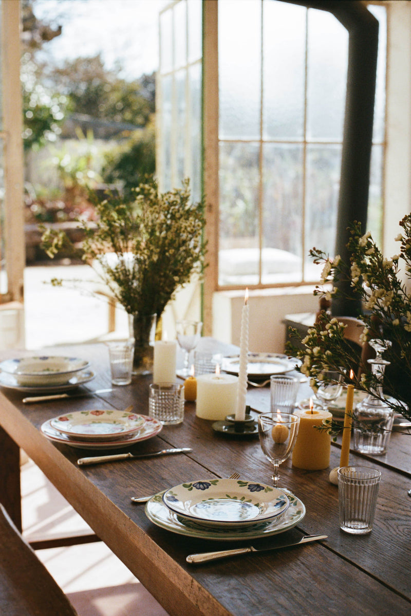 Table intemporelle avec de la vaisselle italienne à fleur en céramique - Molleni
