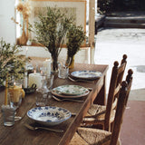 Table avec de la vaisselle en céramique italienne - Molleni