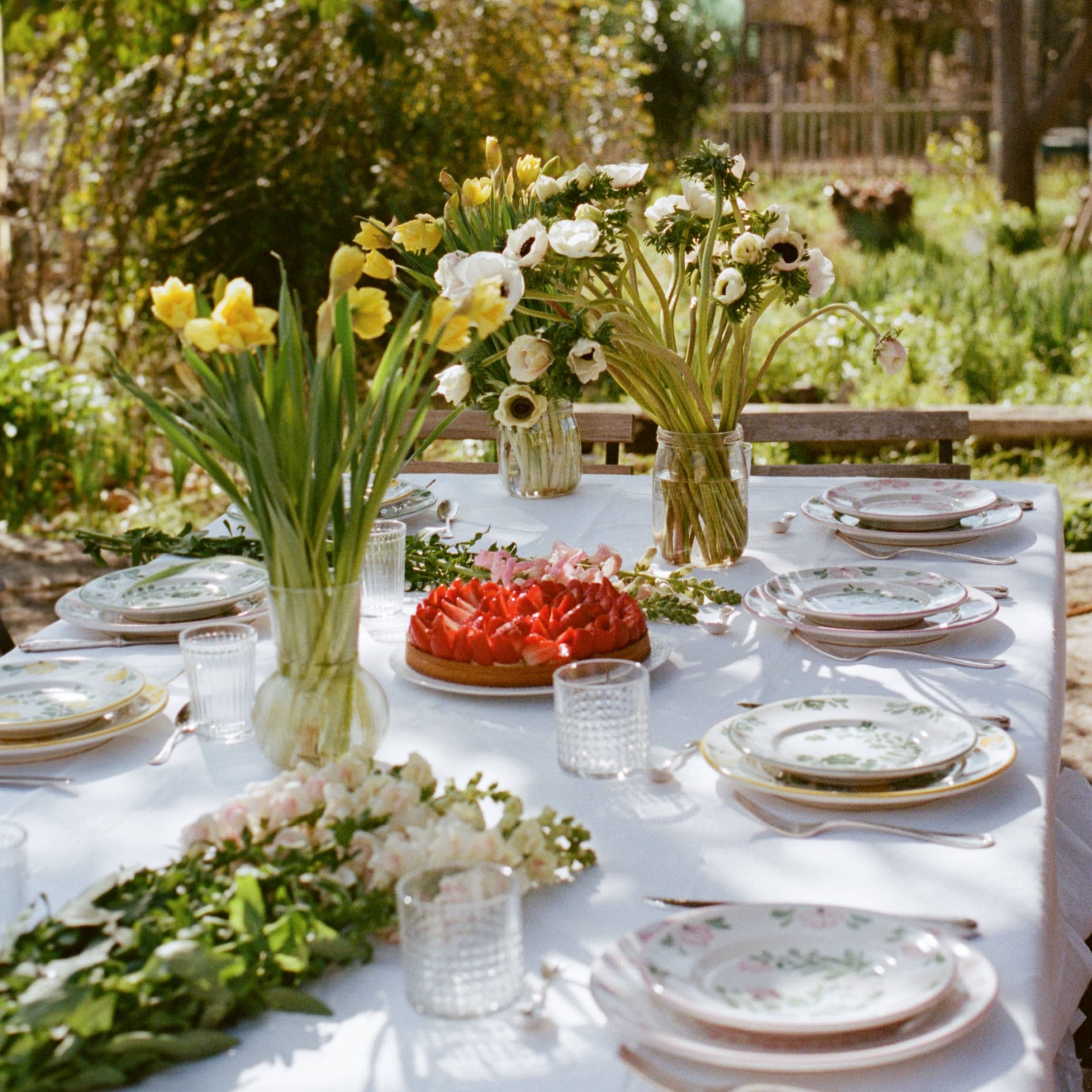 Table colorée avec de la vaisselle italienne en céramique - vintage - Molleni