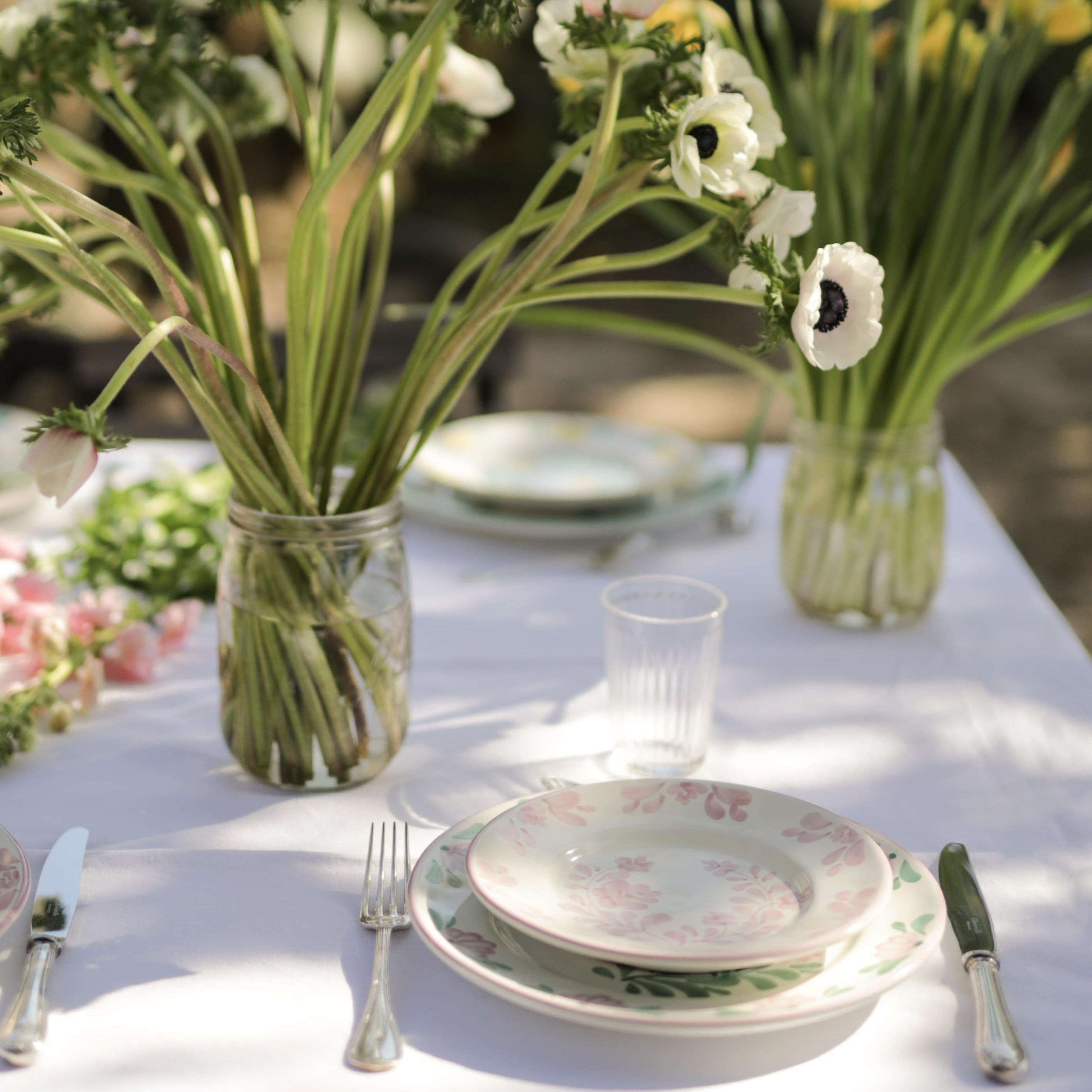 Table colorée avec de la vaisselle en céramique italienne - vintage - Molleni