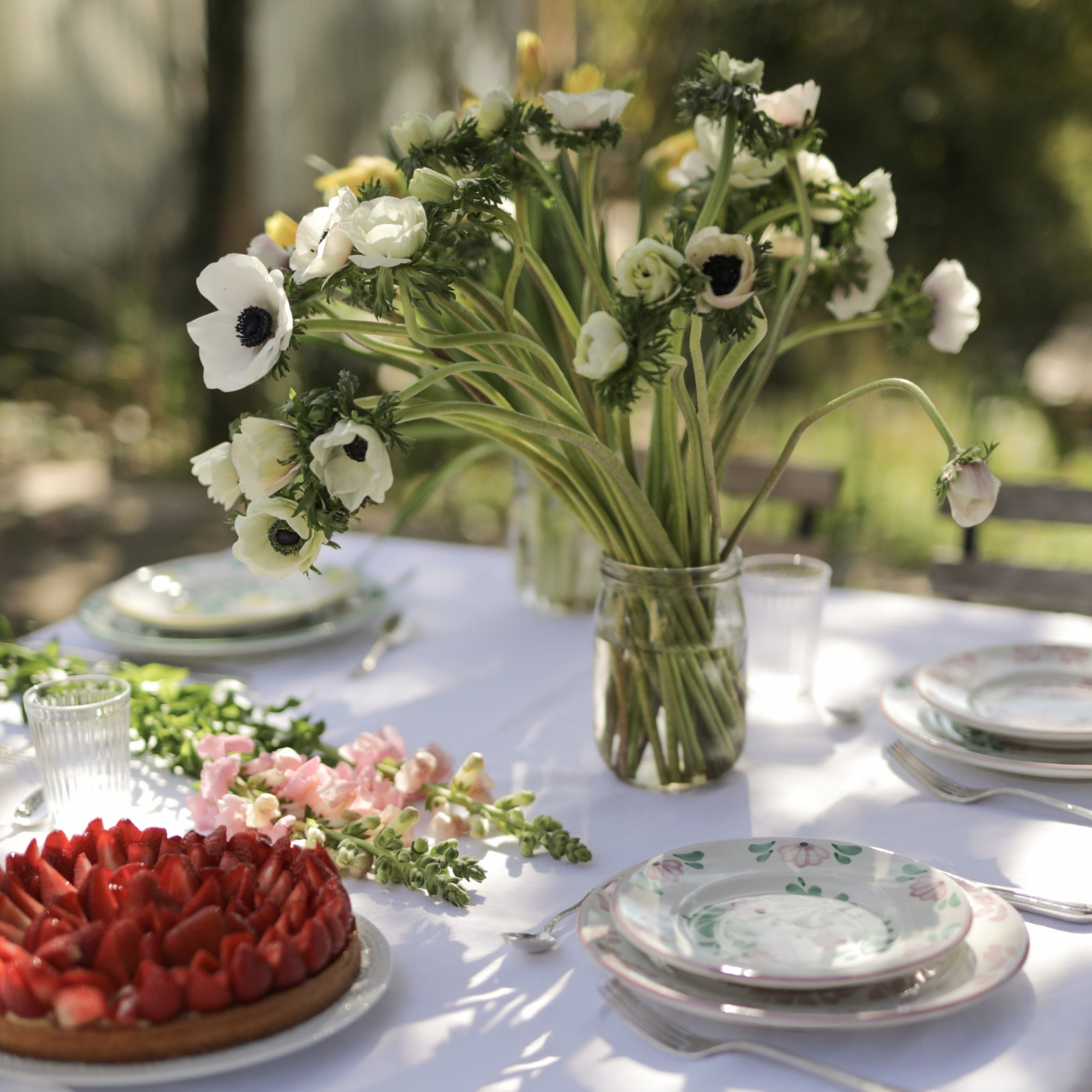 Table colorée avec de la vaisselle en céramique italienne style vintage - Molleni