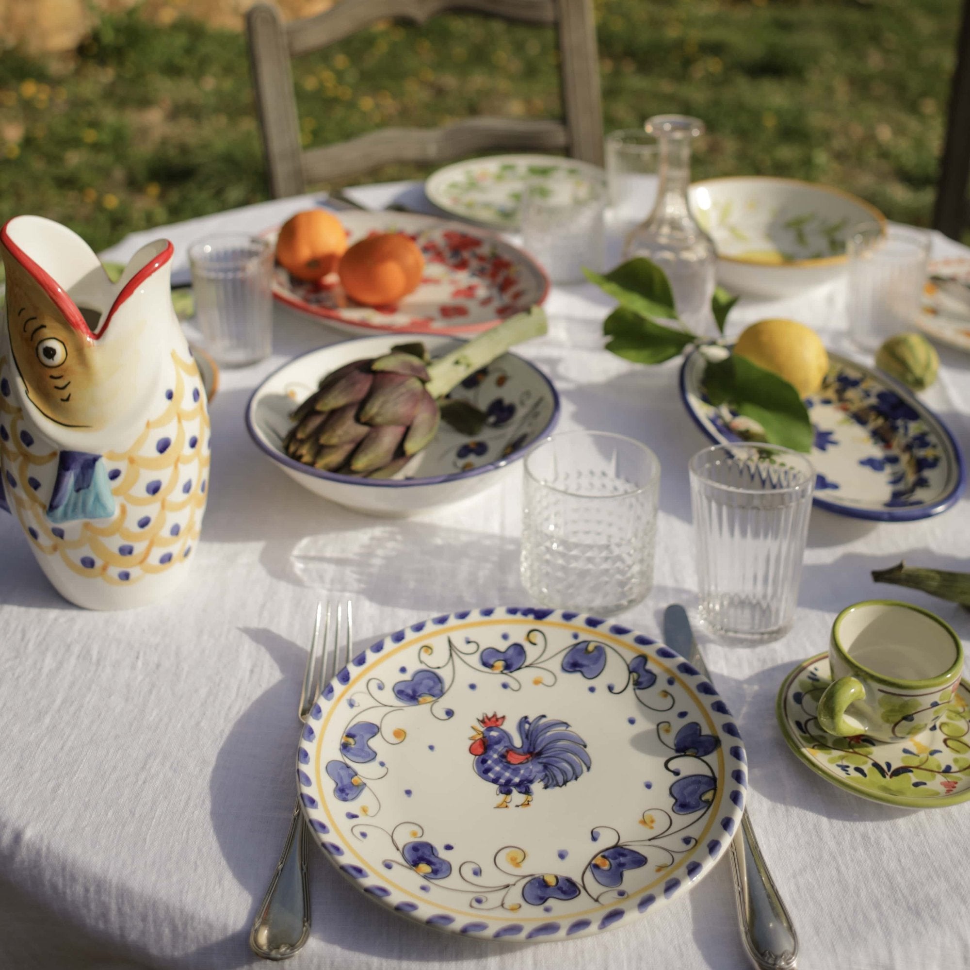 Table colorée avec de la vaisselle italienne