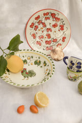 Table colorée avec de la vaisselle italienne en céramique