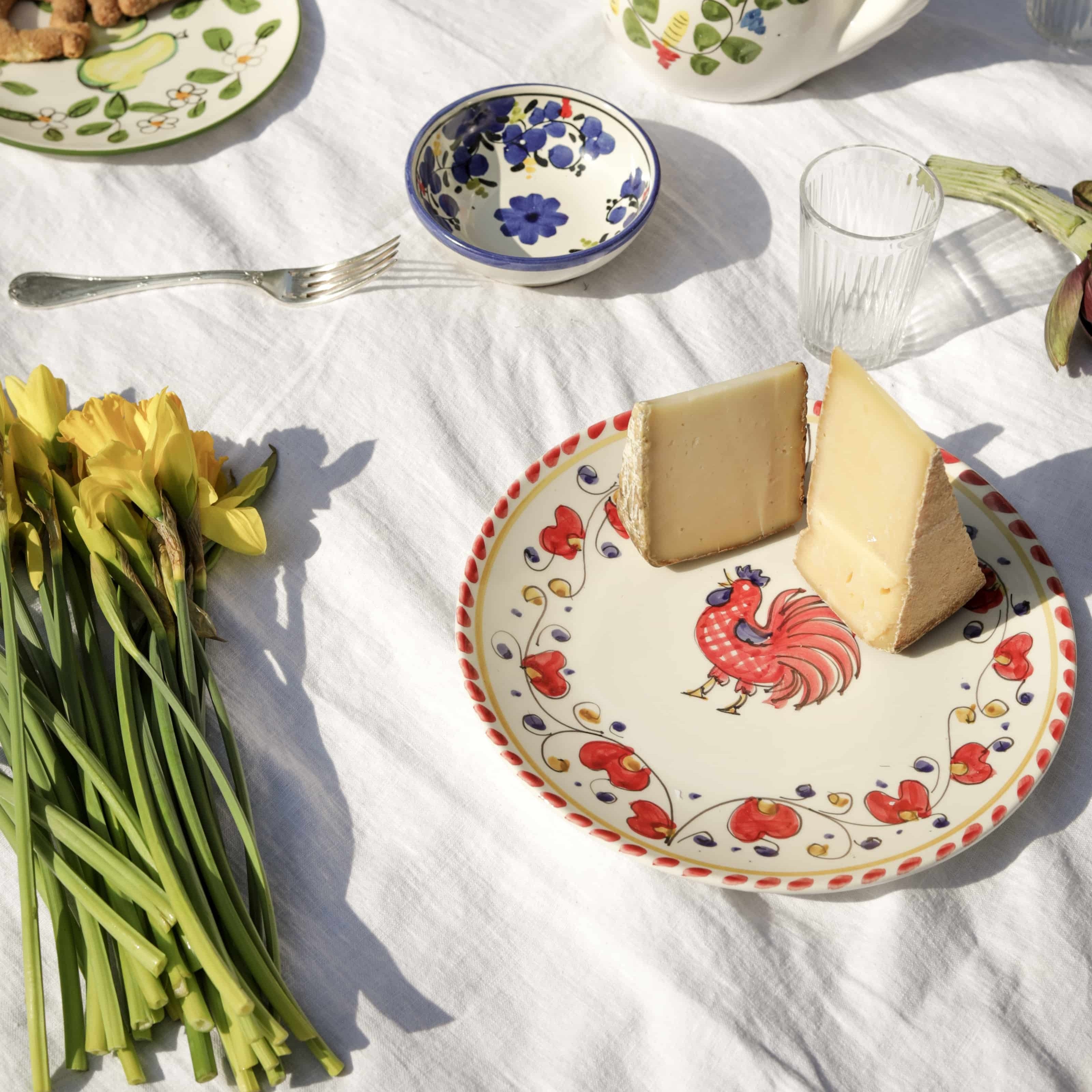 Table colorée avec de la vaisselle italienne en céramique