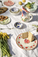 Table colorée avec de la vaisselle italienne en céramique