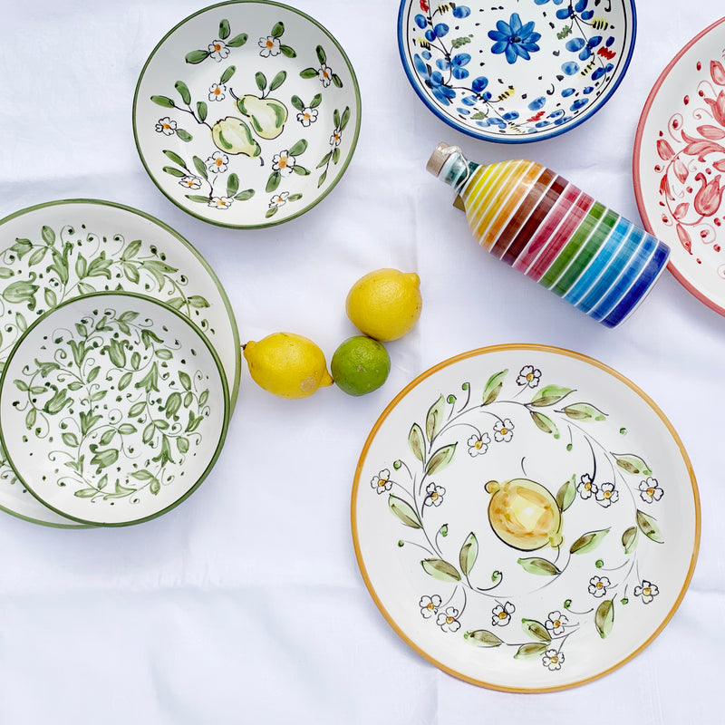 Vaisselle colorée en céramique italienne